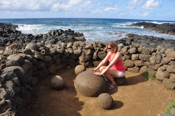Pedra magnetizada (um antigo meteorito) no litoral norte de Rapa Nui (ou Ilha de Páscoa), território chileno no meio do Oceano Pacífico